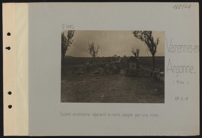 Varennes-en-Argonne (près). Soldats américains réparant la route coupée par une mine