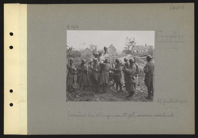 Curlu. Lisières du village ; au premier plan, cuisine roulante