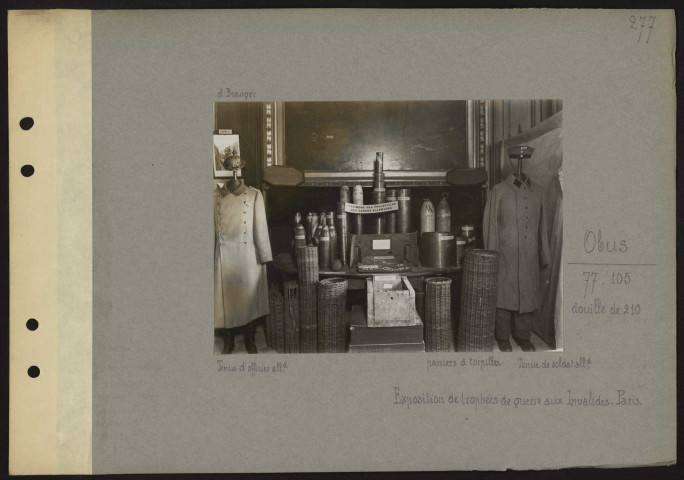 Invalides (Paris). Obus 77, 105, douille de 210. Exposition de trophées de guerre