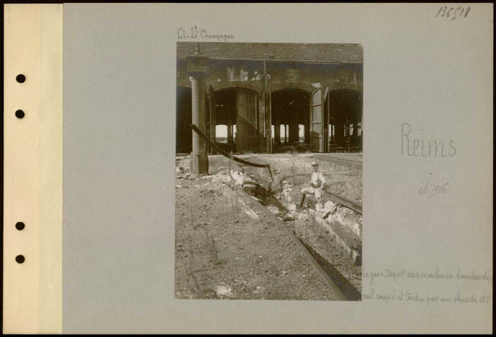 Reims. La gare. Dépôt des machines bombardé ; rail coupé et tordu par un obus de 210