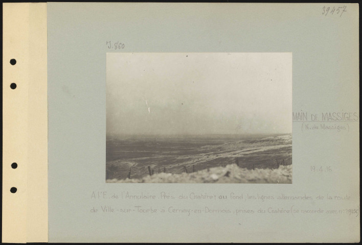 Main de Massiges (nord de Massiges). À l'est de l'Annulaire. Près du Cratère ; au fond, les lignes allemandes de la route de Ville-sur-Tourbe à Cernay-en-Dormois, prises du Cratère (se raccorde avec le n° 39456)