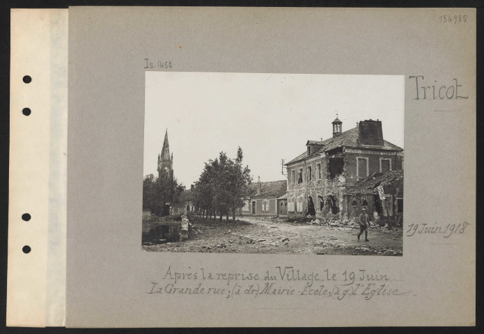 Tricot. Après la reprise du village, le 19 juin La grande rue ; (à droite) Mairie-école ; (à gauche) l'église