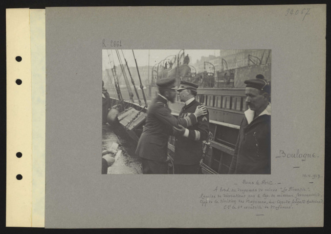 Boulogne. Dans le port. À bord du dragueur de mines "La Picardie". Remise de décorations par le capitaine de vaisseau Levavasseur, chef de la division des dragueurs, au capitaine de frégate Audouard commandant la 4e escadrille de dragueurs