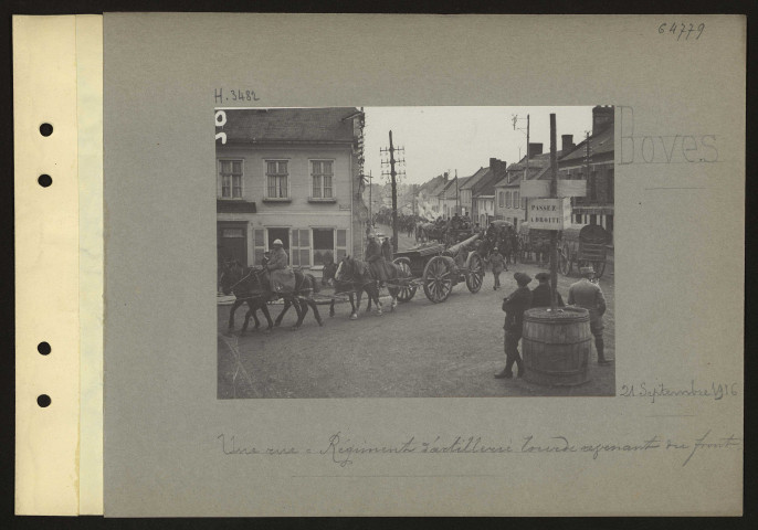 Boves. Une rue : régiment d'artillerie lourde revenant du front