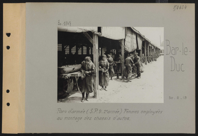 Bar-le-Duc. Parc d'armée (SP 9, 2e armée). Femmes employées au montage des chaises d'autos