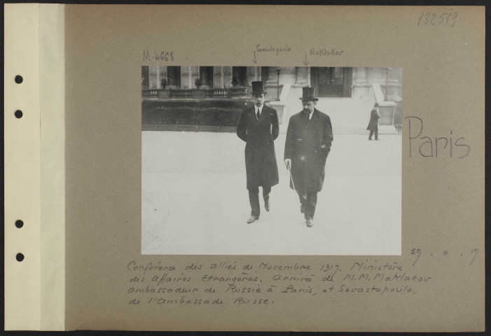 Paris. Conférence des alliés de novembre 1917. Ministère des Affaires étrangères. Arrivée de messieurs Maklakov ambassadeur de Russie à Paris, et Sevastopoulo, de l'ambassade russe