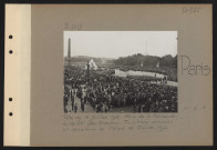 Paris. Fête du 14 juillet 1916. Place de la Concorde. Le défilé des troupes. Fusiliers marins et caVAL erie de l'école de Saint-Cyr