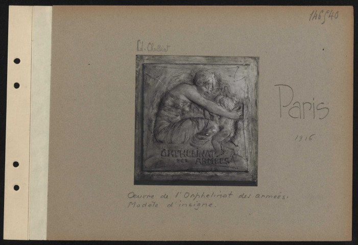 Paris. Œuvre de l'orphelinat des armées. Modèle d'insigne