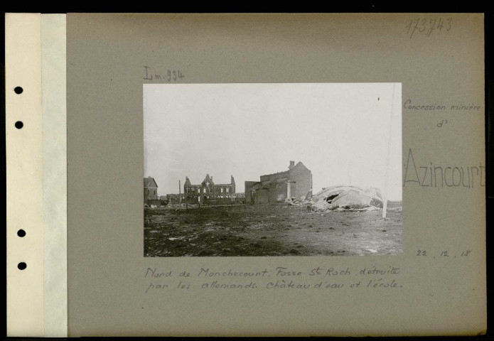 Azincourt (Concession minière d'). Nord de Monchecourt. Fosse Saint-Roch détruite par les Allemands. Château d'eau et l'école