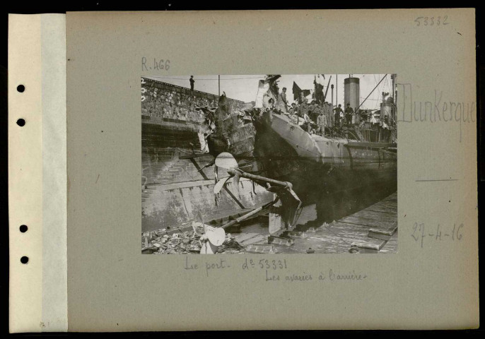 Dunkerque. Le port. Le contre-torpilleur "Obusier", avarié par une mine allemande est mis en cale sèche. Les avaries à l'arrière