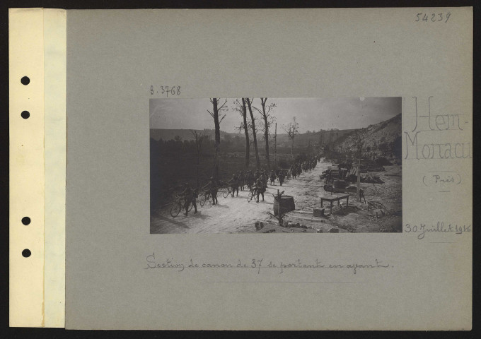 Hem-Monacu (près). Section de canon de 37 se portant en avant