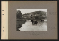 Thiaucourt. Un coin du village reconquis. Cavaliers américains faisant boire leurs mules dans le Rupt de Mad