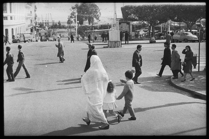 Reportage sur les petits cireurs et l'hommage à la salle Hdn Kalhoun avec Ahmed Ben Bella et Bachir Boumaza.