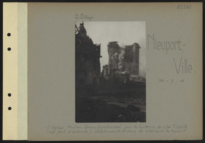 Nieuport-Ville. L'église Notre-Dame bombardée par la batterie de côte Tirplitz (sise près d'Ostende). Éclatement d'obus de 280 sur la tour