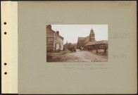 Launois. Un coin du village pendant l'occupation allemande. Les halles, l'église et la mairie