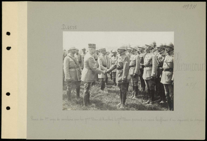 Blérancourt. Revue du premier corps de cavalerie par les généraux Pétain et Humbert. Le général Pétain passant en revue les officiers d'un régiment de dragons