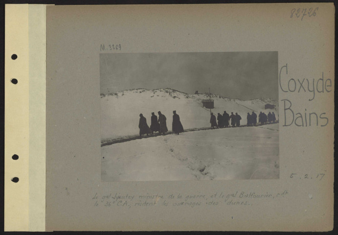 Coxyde-Bains. Le général Lyautey ministre de la guerre et le général Balfourier, commandant le 36e CA, visitent les ouvrages des dunes