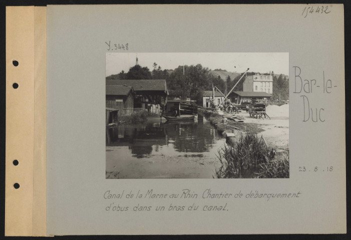 Bar-le-Duc. Canal de la Marne au Rhin. Chantier de débarquement d'obus dans un bras du canal