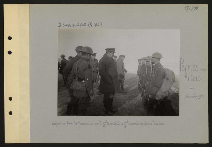 Pernes-en-Artois. Inspection d'un bataillon canadien par le général Burstall. Le général inspectant quelques hommes