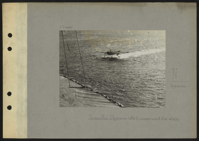 Dardanelles (Turquie). N. Hydravion. L'hydravion rallie le cuirassé auquel il est attaché