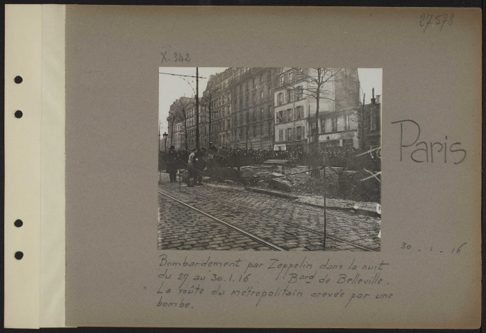 Paris. Bombardement par zeppelin dans la nuit du 29 au 30-1-1916. Boulevard de Belleville. La voûte du métropolitain crevée par une bombe
