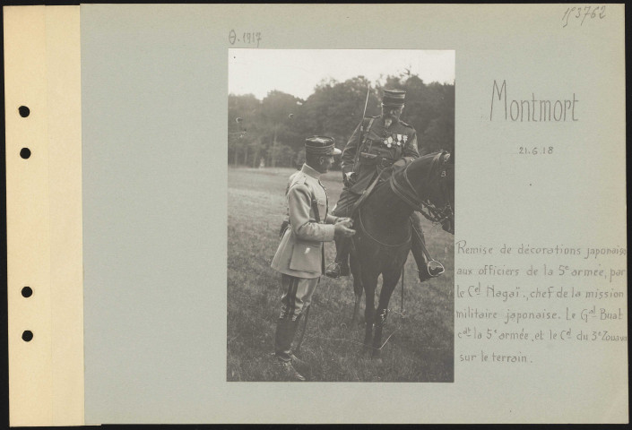 Montmort. Remise de décorations japonaises aux officiers de la 5e armée par le colonel Nagaï, chef de la mission militaire japonaise. Le général Buat commandant la 5e armée et le colonel du 3e zouaves sur le terrain