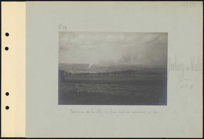 Jonchery-sur-Vesle. Panorama de la ville. Au fond, dépôt de munitions en feu