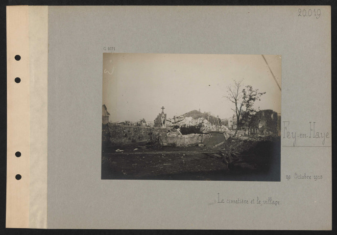 Fey-en-Haye. Le cimetière et le village