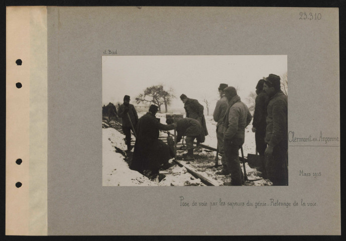 Clermont-en-Argonne. Pose de voie par les sapeurs du génie. Relevage de la voie