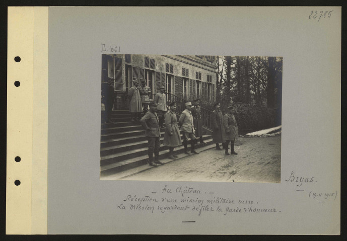 Bryas. Au château. Réception d'une mission militaire russe. La mission regardant défiler la Garde d'honneur