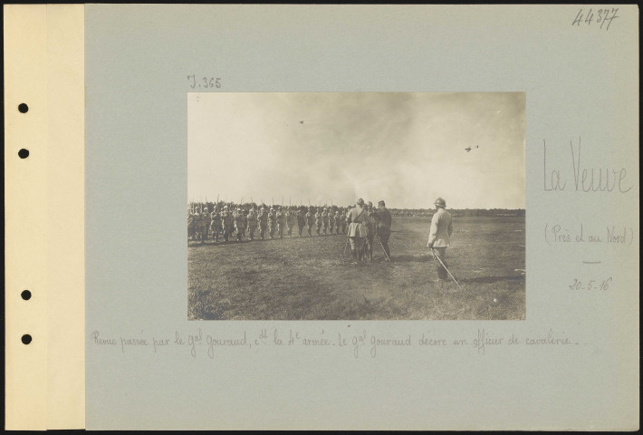 La Veuve (près et au nord). Revue passée par le général Gouraud commandant la 4e armée. Le général Gouraud décore un officier de cavalerie