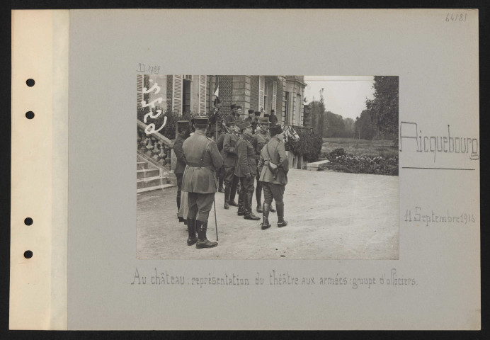 Ricquebourg. Au château : représentation du théâtre aux armées : groupe d'officiers