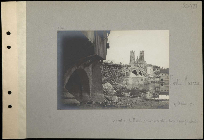 Pont-à-Mousson. Le pont sur la Moselle détruit et rétabli à l'aide d'une passerelle