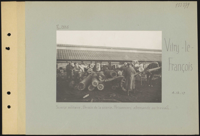 Vitry-le-François. Scierie militaire. Un coin de la scierie. Prisonniers allemands au travail