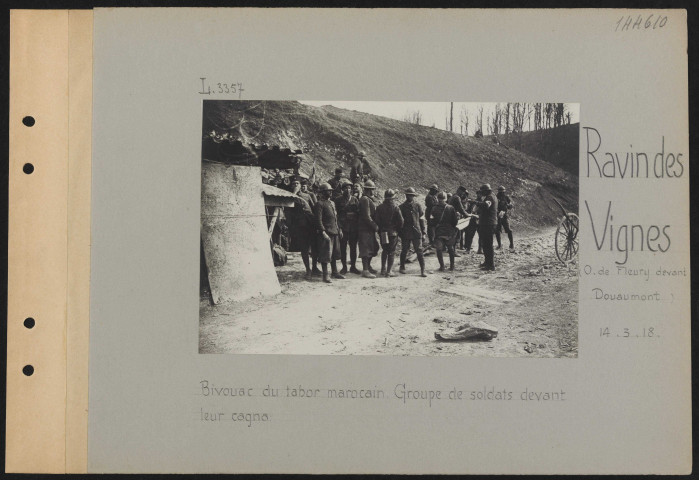 Ravin des Vignes (ouest de Fleury devant Douaumont). Bivouac du tabor marocain. Groupe de soldats devant leur cagna