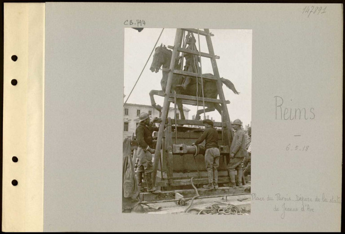 Reims. Place du Parvis. Dépose de la statue de Jeanne d'Arc