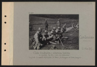 Cambronne. Centre d'instruction : mitrailleuse hotchkiss en position de tir, avec son personnel : de gauche à droite : le caporal, chef de pièce ; le tireur ; le chargeur et l'aide-chargeur