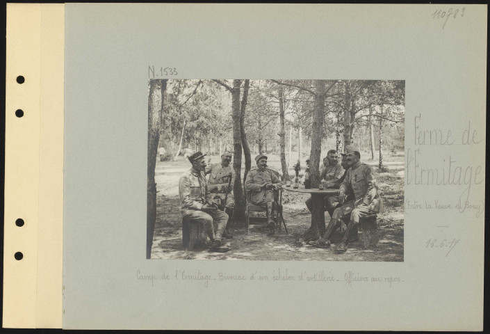 Ferme de l'Ermitage (entre La Veuve et Bouy). Camp de l'Ermitage. Bivouac d'un échelon d'artillerie. Officiers au repos