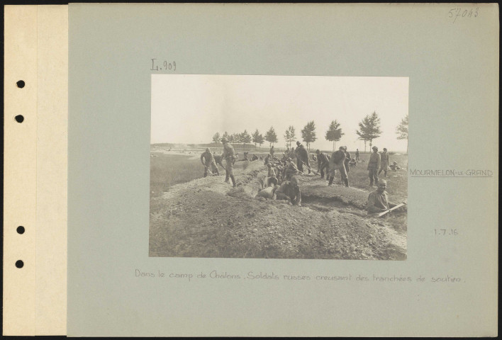 Mourmelon-le-Grand. Dans le camp de Châlons. Soldats russes creusant des tranchées de soutien