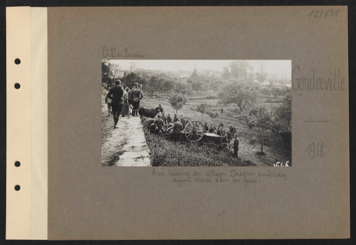 Gondreville. Aux lisières du village. Chariot américain ayant versé dans un fossé