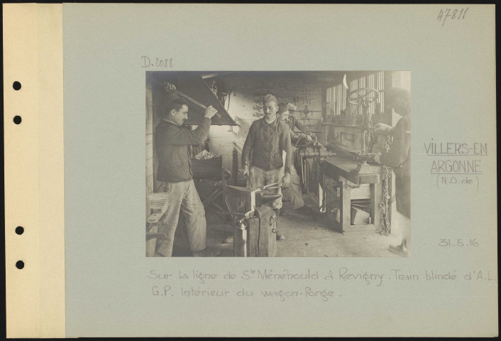 Villers-en-Argonne (nord-ouest de). Sur la ligne de Sainte-Menehould è Revigny. Train blindé d'artillerie lourde à grande puissance. Intérieur du wagon-forge