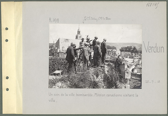 Verdun. Un coin de ville bombardée. Mission canadienne visitant la ville