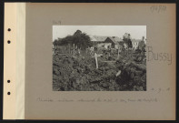 Bussy. Cimetière militaire allemand. Au premier plan, à droite, trou de torpille