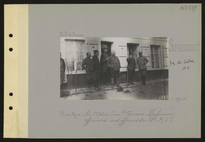 Simencourt. Une rue. Au premier plan, commandant Ginoux-Defermon, officiers et sous-officiers du 82e RIT