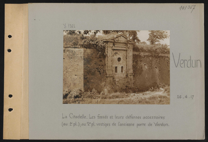 Verdun. La citadelle. Les fossés et leurs défenses accessoires (au premier plan) ; au deuxième plan, vestiges de l'ancienne porte de Verdun