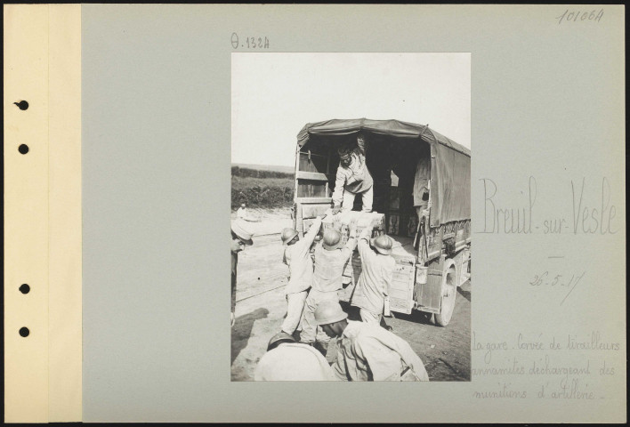Breuil-sur-Vesle. La gare. Corvée de tirailleurs annamites déchargeant les munitions d'artillerie