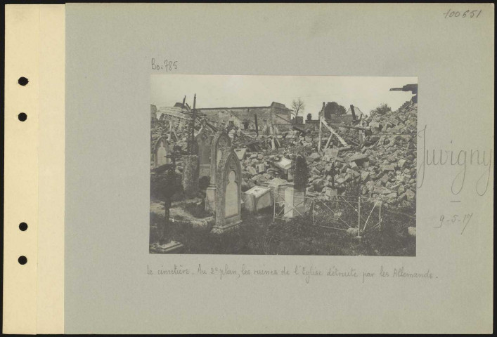 Juvigny. Le cimetière. Au deuxième plan, les ruines de l'église détruite par les Allemands