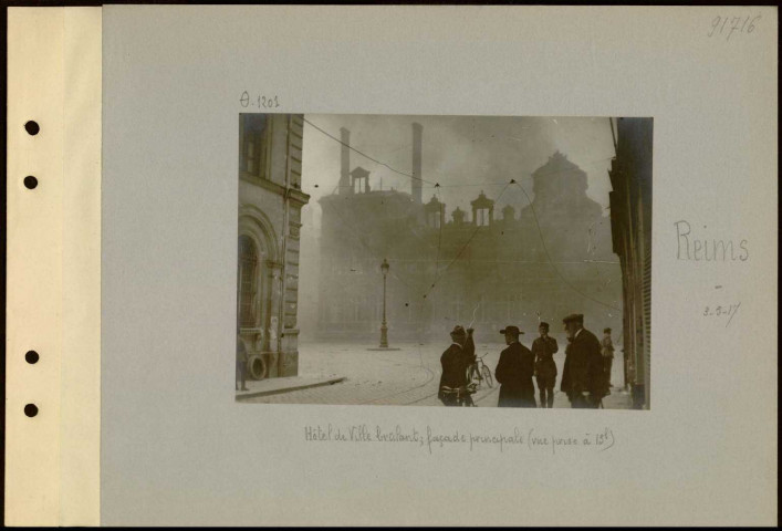 Reims. Hôtel de ville brûlant ; façade principale (vue prise à 13 heures)