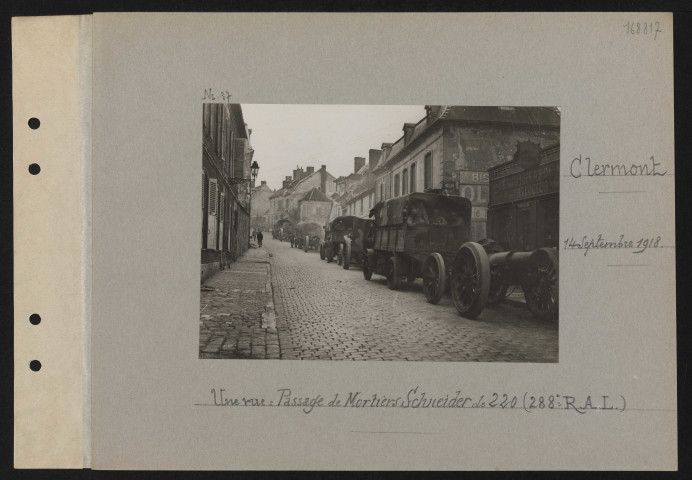 Clermont. Une rue : passage de mortiers Schneider de 220 (288e RAI)