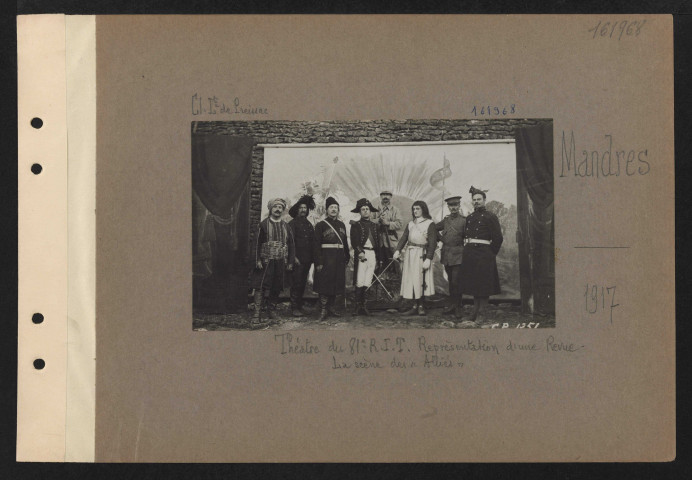 Mandres. Théâtre du 81e RIT. Représentation d'une revue. La scène des Alliés